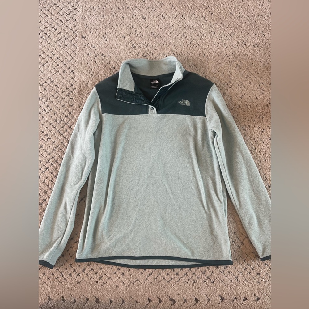 Size medium North Face fleece pullover in blue with button closure at neck.